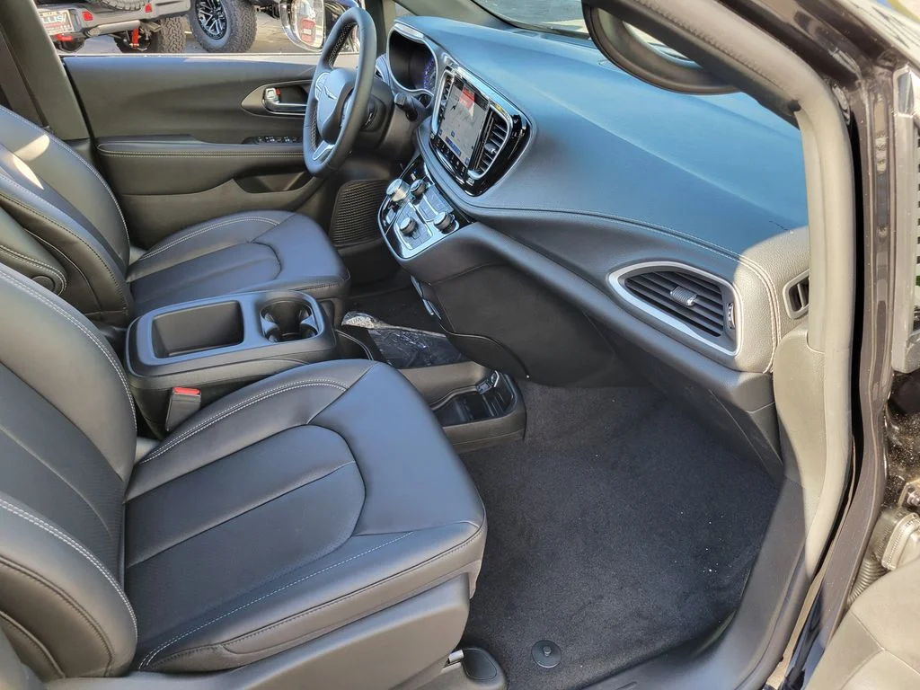 New 2026 Diamond Black Crystal Pearl-Coat Exterior Paint Chrysler Select image 16