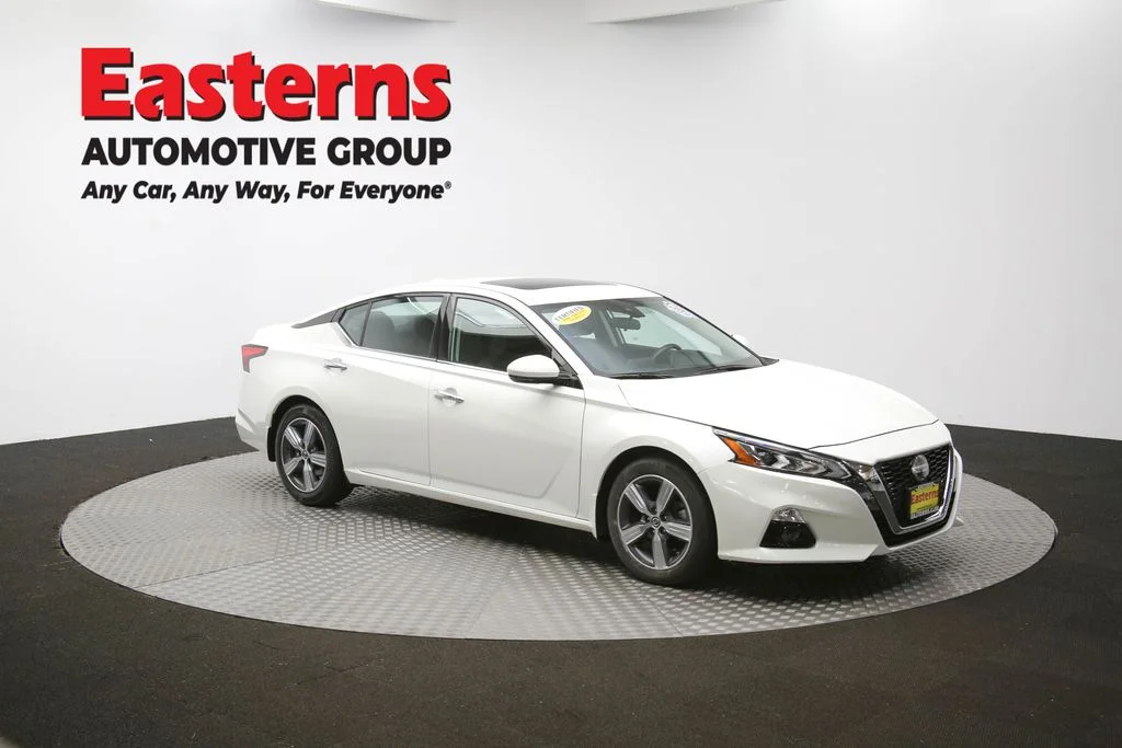 Used 2022 White Nissan 2.5 SL image 47