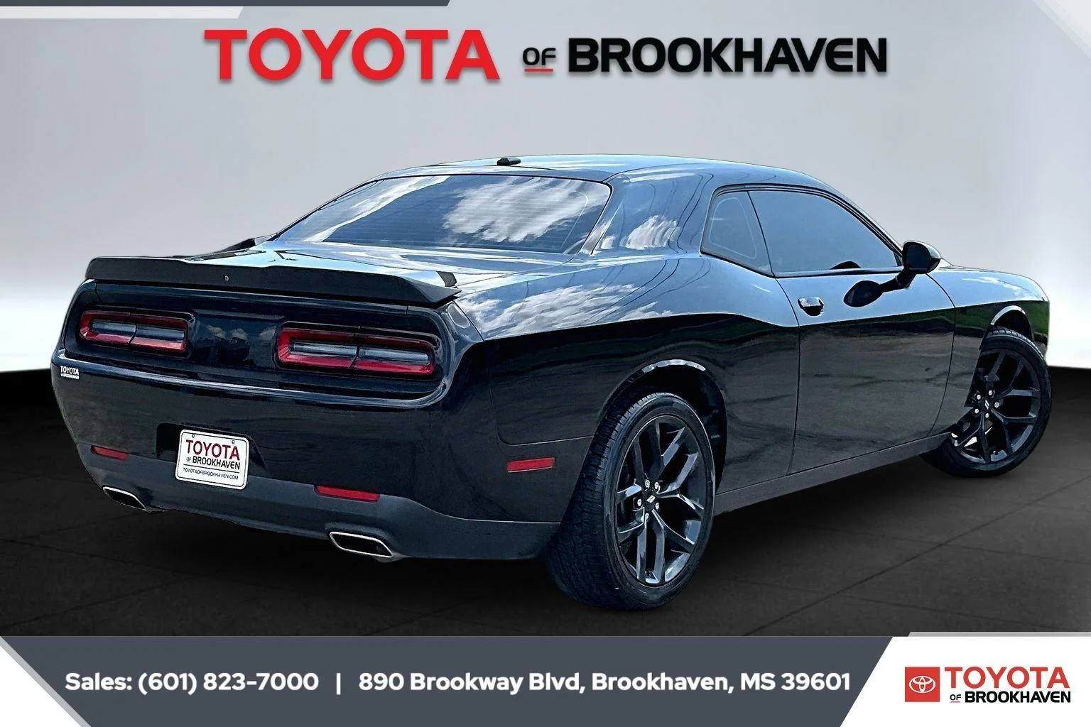 Used 2022 Pitch Black Clearcoat Dodge SXT image 11