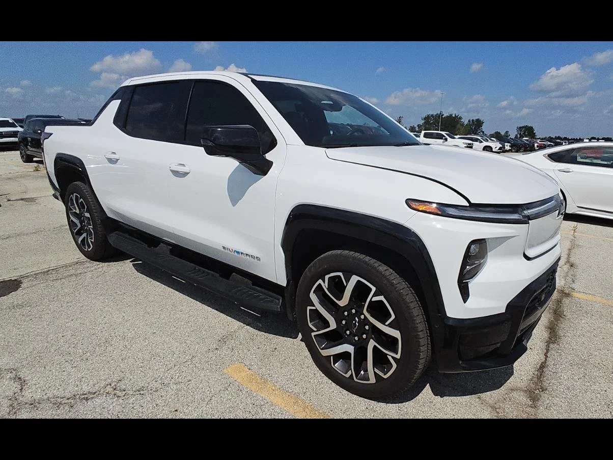 Used 2024 Summit White Chevrolet RST image 14