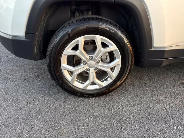 Used 2024 Silver Jeep Latitude image 10