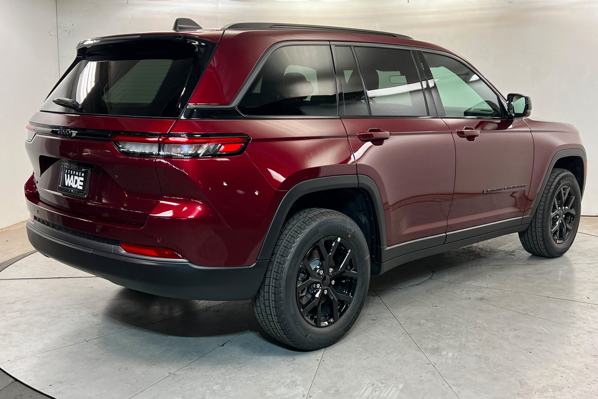 New 2026 Velvet Red Pearl-Coat Exterior Paint Jeep Laredo Altitude image 6