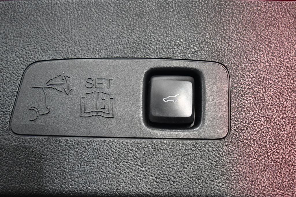 Used 2022 Red Lincoln Standard image 6