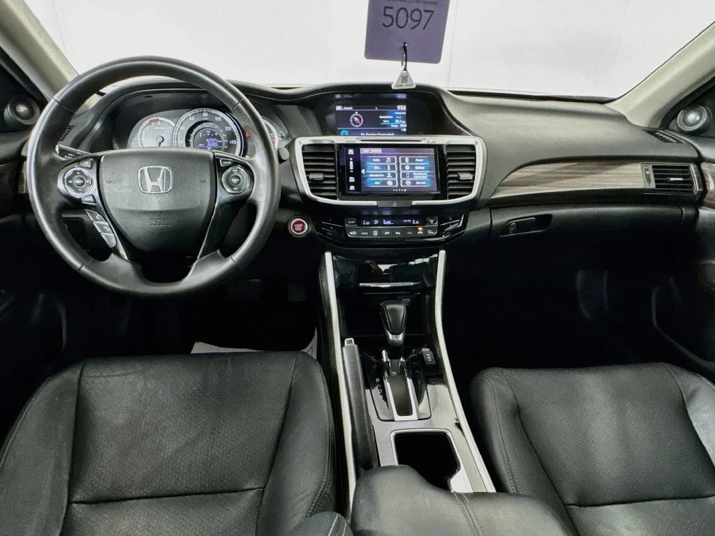 Used 2016 Silver Honda EX-L image 27
