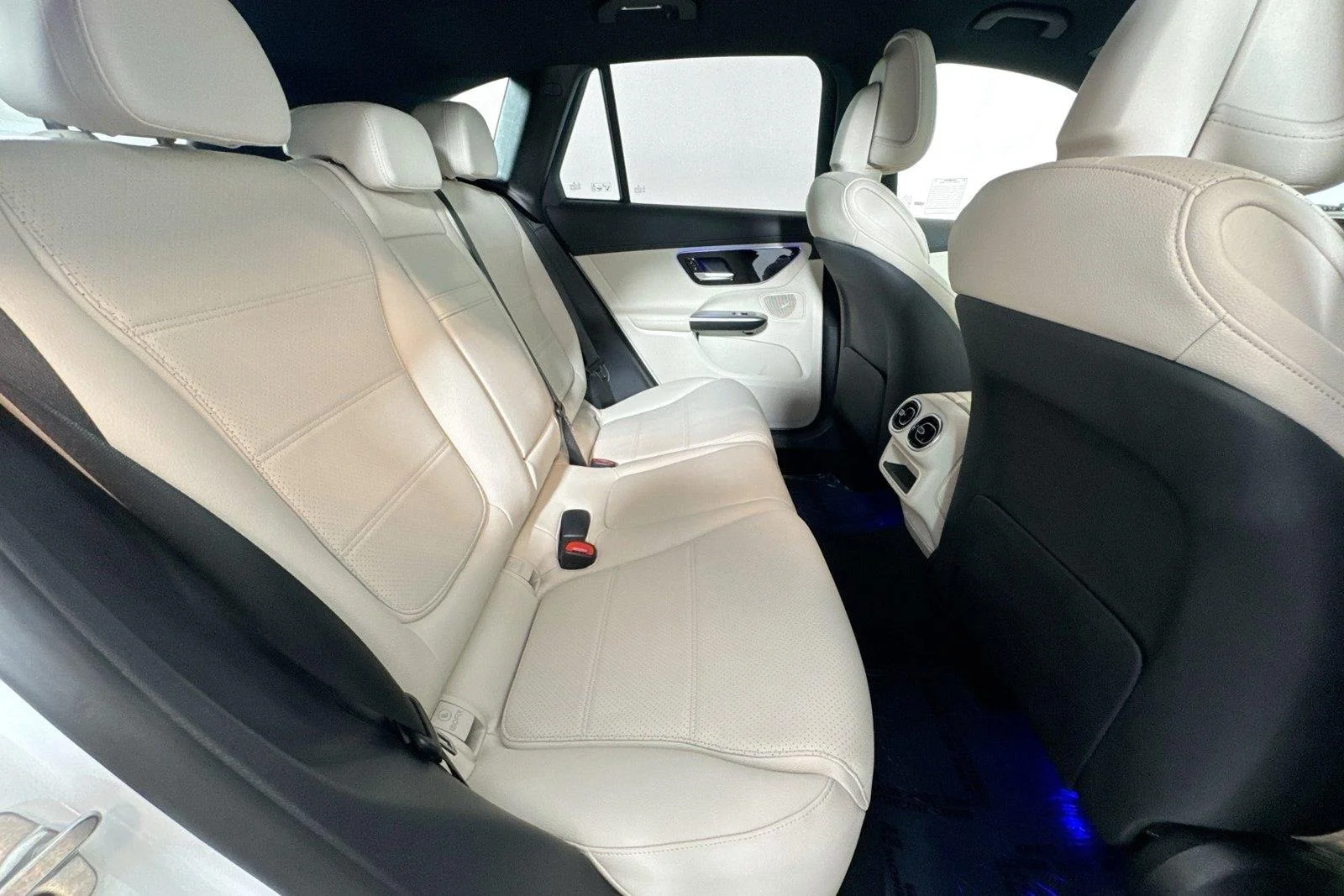 Used 2025 Polar White Mercedes-Benz GLC 300 image 25