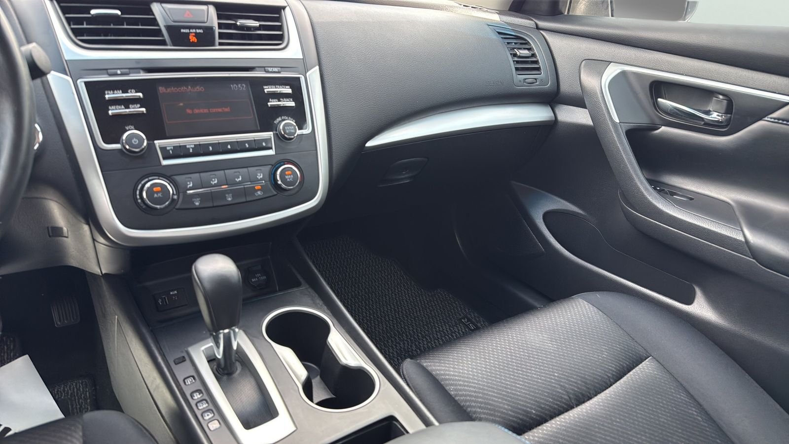 Used 2016 White Nissan 2.5 SR image 19