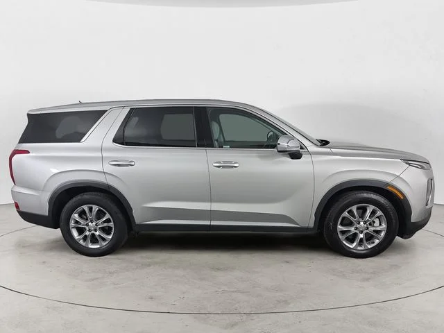 Used 2022 Silver Hyundai SE image 6