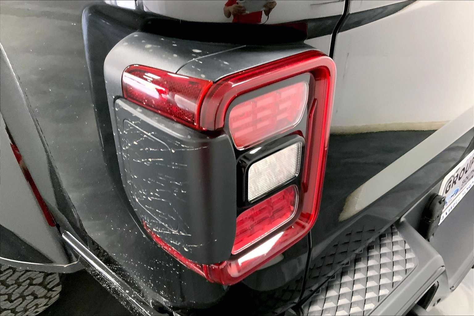 Used 2022 Black Clearcoat Jeep High Altitude image 24