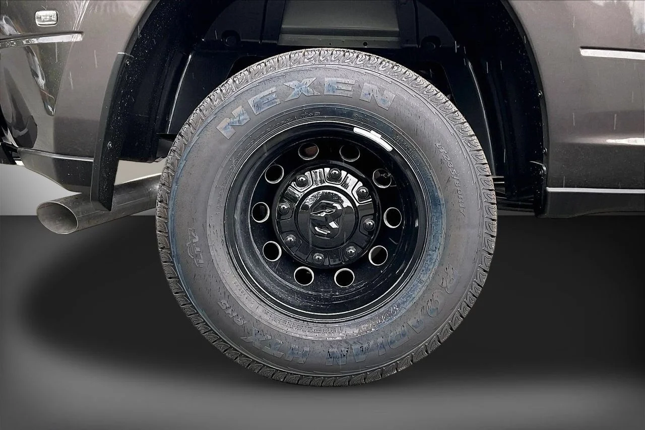 New 2026 Granite Crystal Metallic Clear-Coat Exterior Paint RAM Laramie image 32