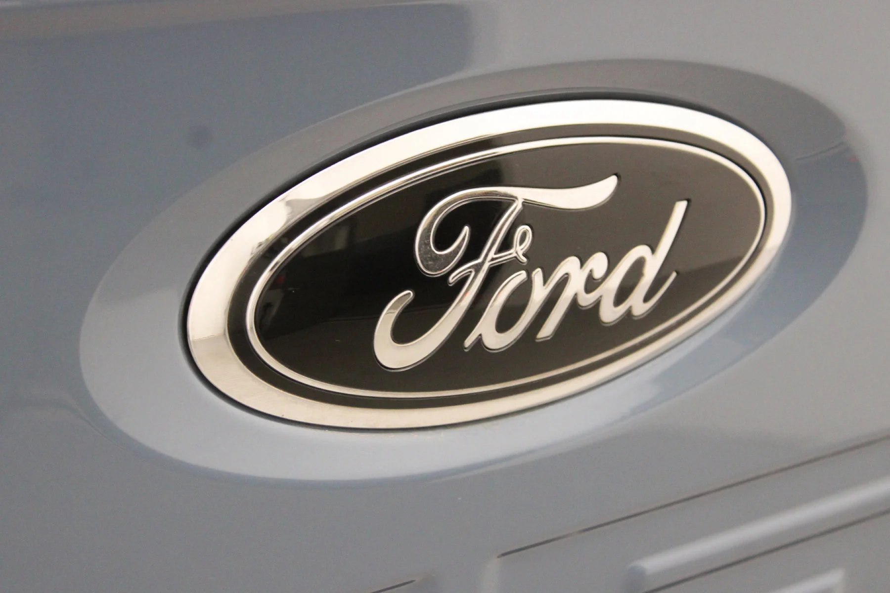 Used 2023 AZURE GRAY METALLIC TRICOAT Ford Tremor 4WD SuperCrew Box image 23