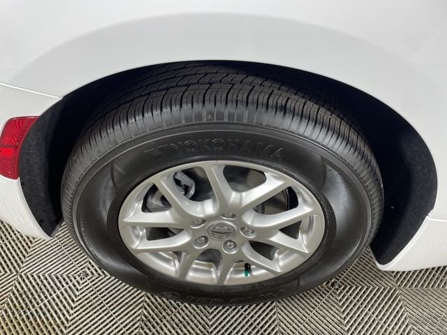 New 2025 Bright White Clear-Coat Exterior Paint Chrysler Select image 10