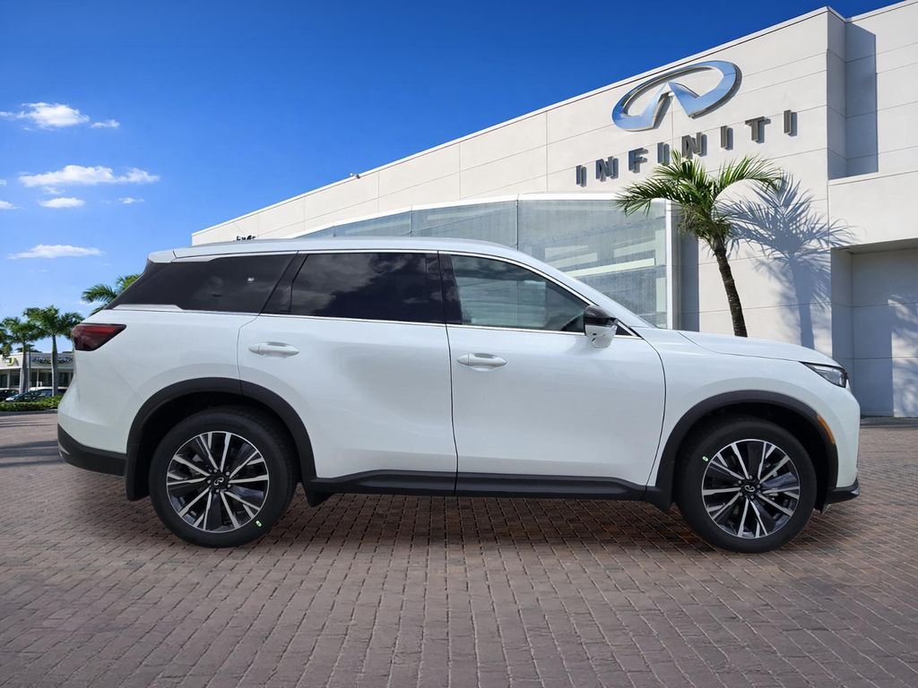New 2027 RADIANT WHITE INFINITI Luxe FWD image 8