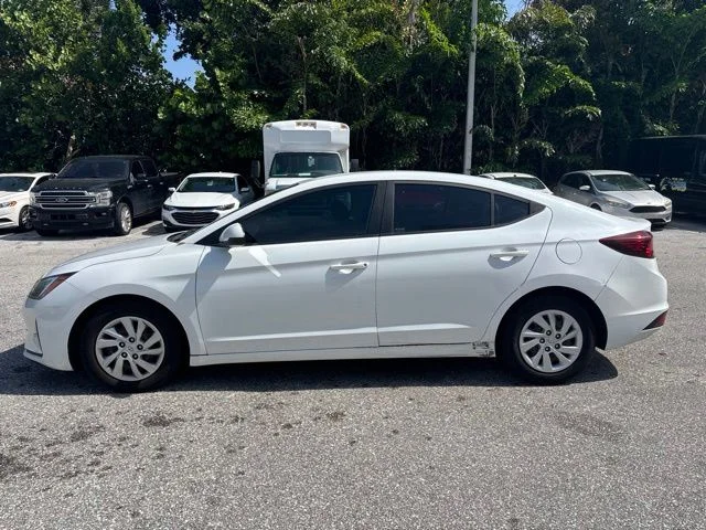 Used 2020 White Hyundai SE image 4