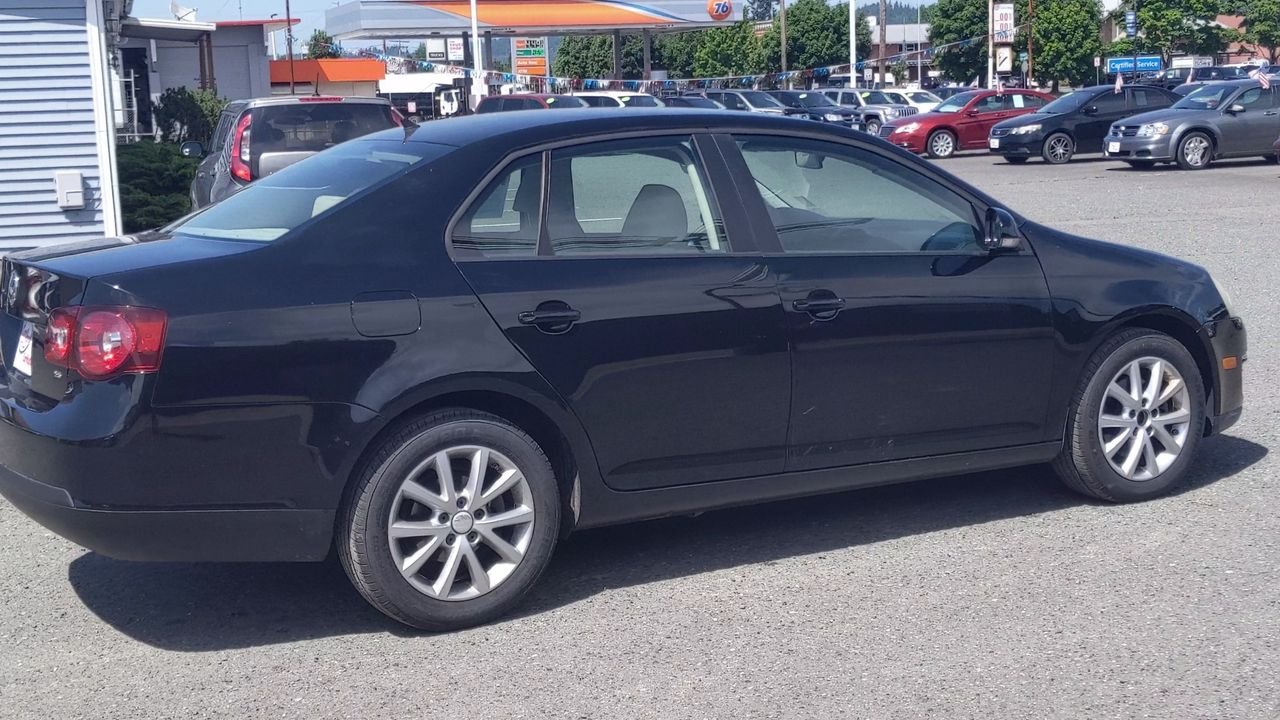 2010 Volkswagen Jetta Limited photo 2