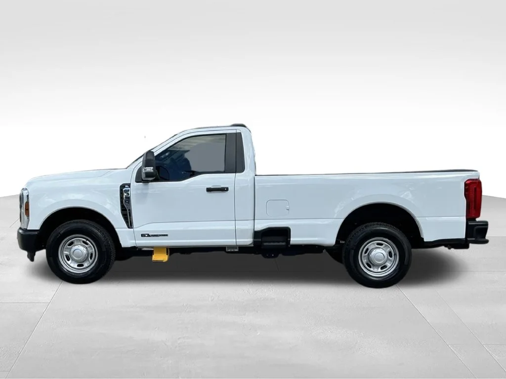 Used 2026 White Ford XL image 3