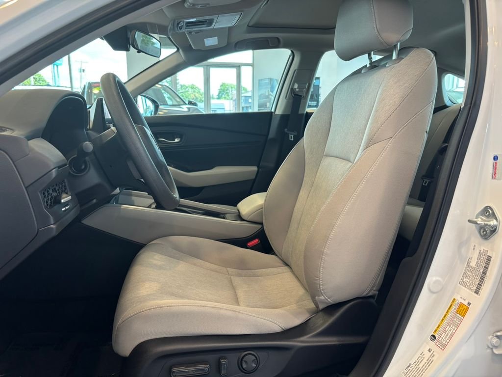 Used 2023 White Honda EX image 12
