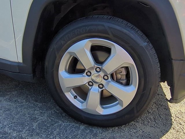 Used 2019 White Clearcoat Jeep Latitude image 9