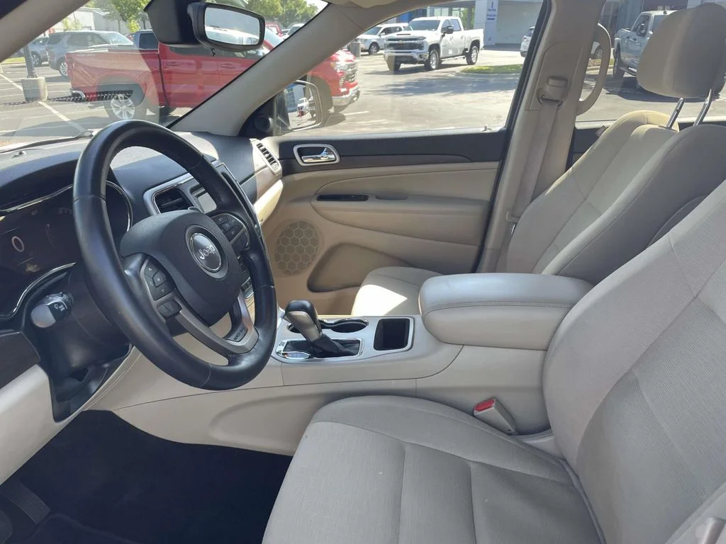 Used 2017 Diamond Black Crystal Pearlcoat Jeep Laredo image 21