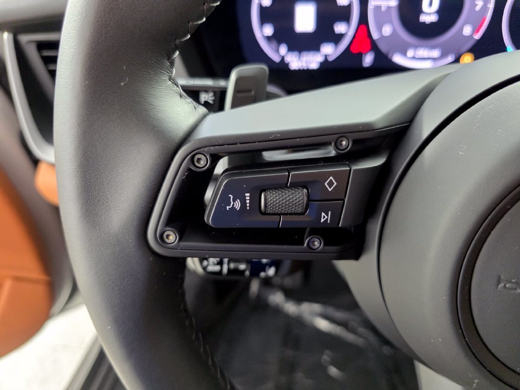 Used 2025  Porsche  image 17