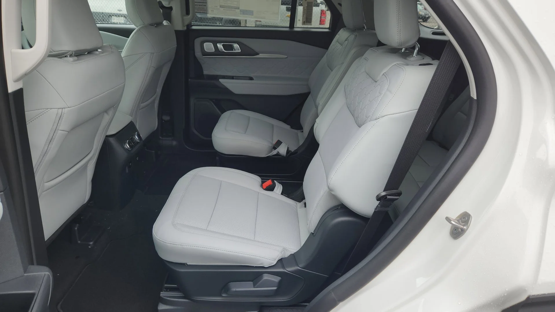 New 2026 Star White Metallic Tri-Coat Ford Platinum image 26