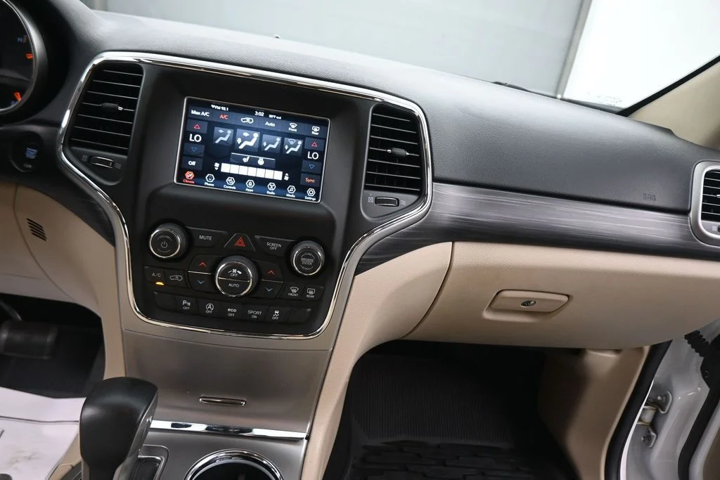 Used 2019 White Jeep Laredo E image 46
