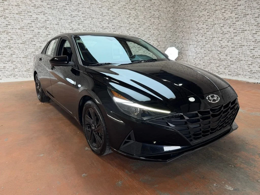 Used 2023 Phantom Black Hyundai SEL image 7