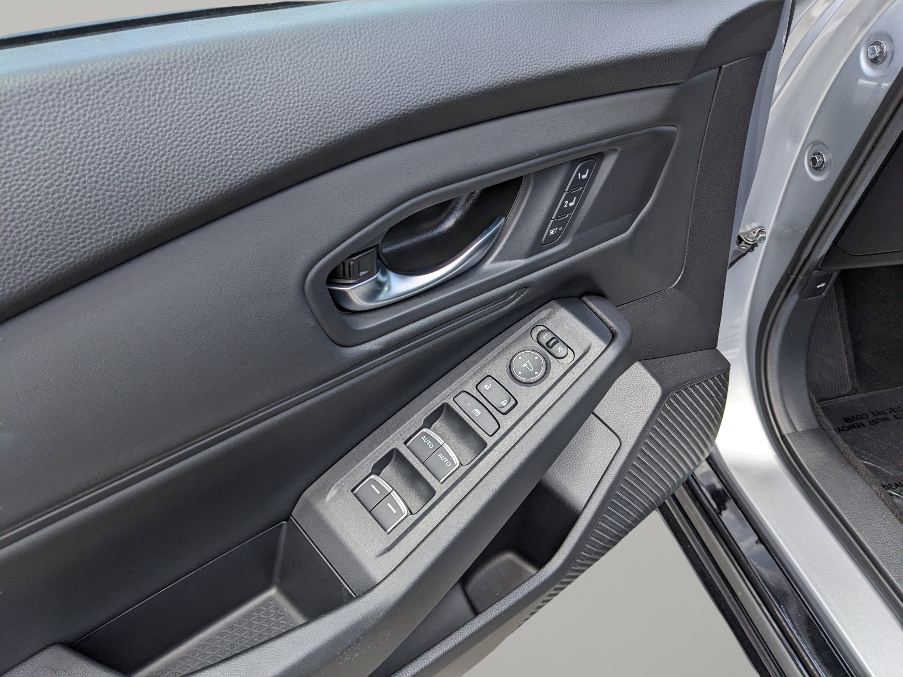 Used 2025 Solar Silver Metallic Honda EX-L image 18