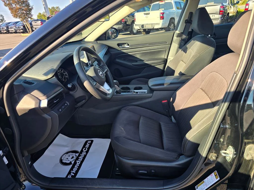 Used 2025 Black Nissan 2.5 SV image 9