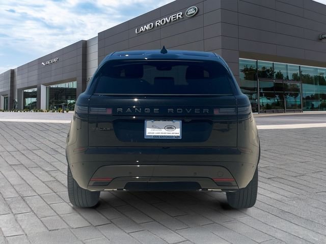New 2026 Santorini Black Land Rover Dynamic SE image 4