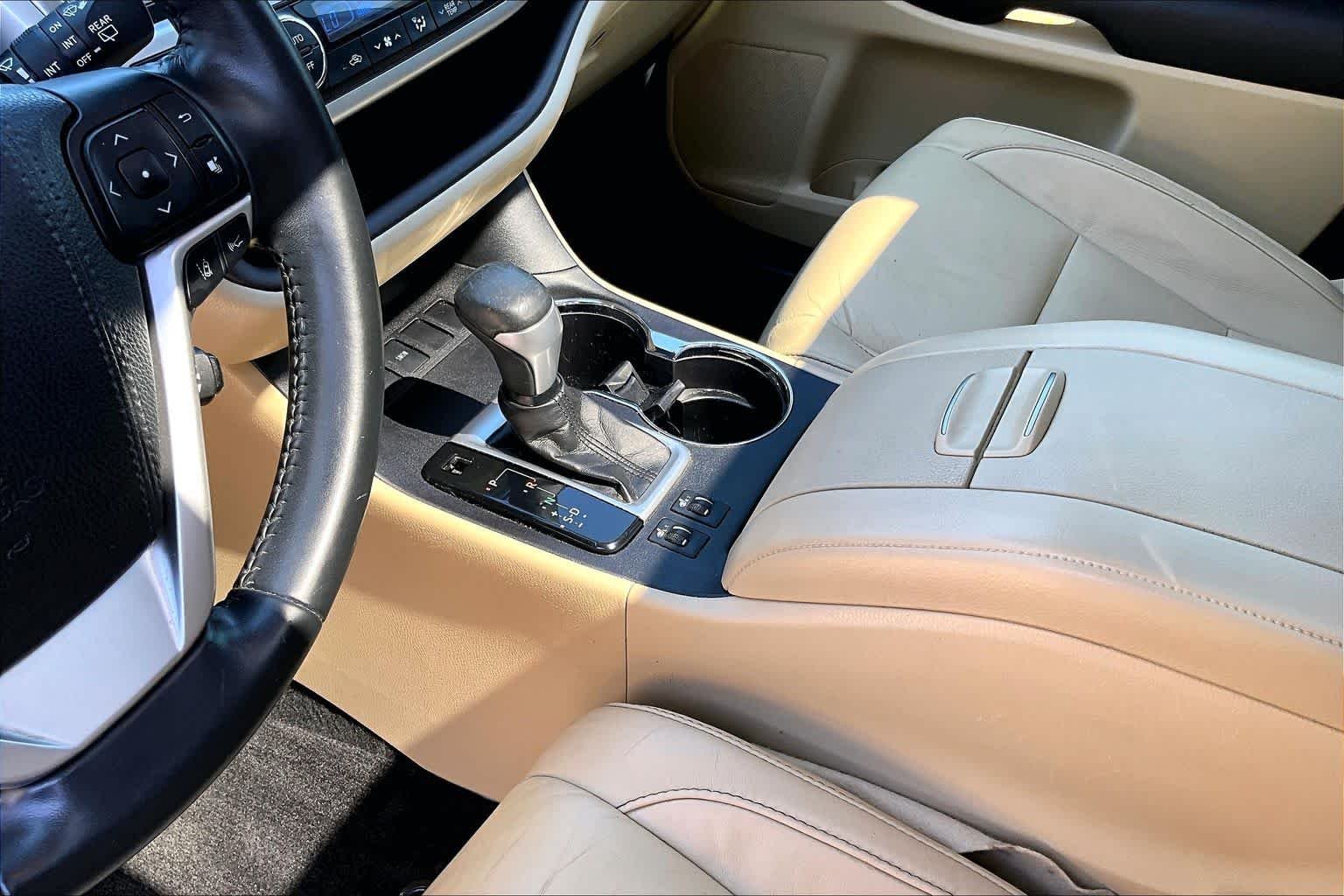 Used 2018 Predawn Gray Mica Toyota XLE image 17