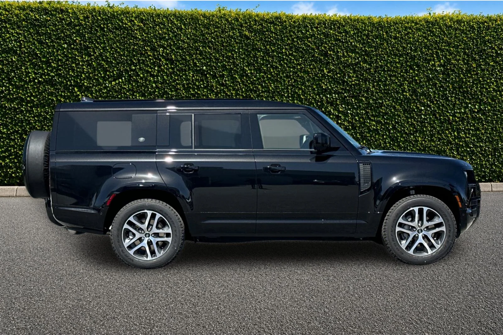 New 2024 Santorini Black Land Rover X-Dynamic SE image 7