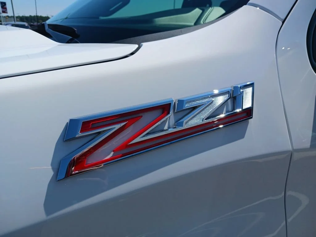 Used 2025 Summit White Chevrolet RST image 9