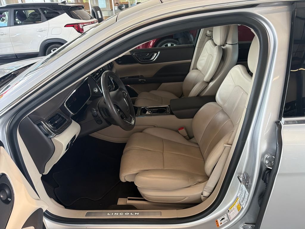 Used 2019 Silver Lincoln Reserve image 13