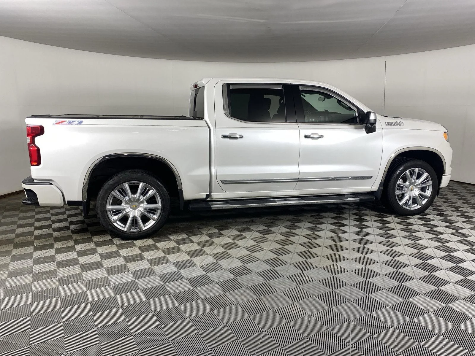 Used 2023 Iridescent Pearl Tricoat Chevrolet High Country image 8