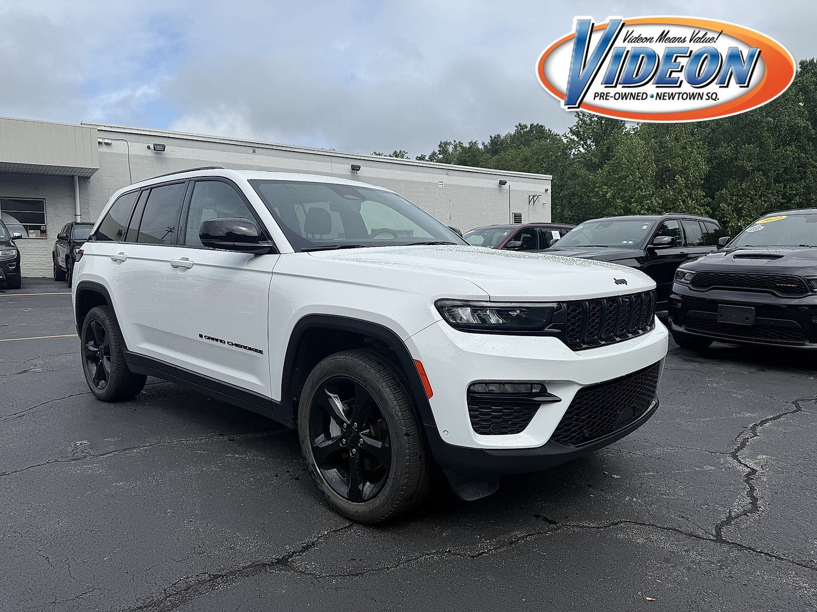 Used 2025 Bright White Clearcoat Jeep Limited image 1