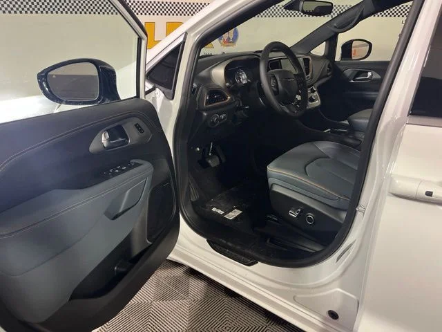 New 2027 Bright White Clear-Coat Exterior Paint Chrysler Pinnacle image 11