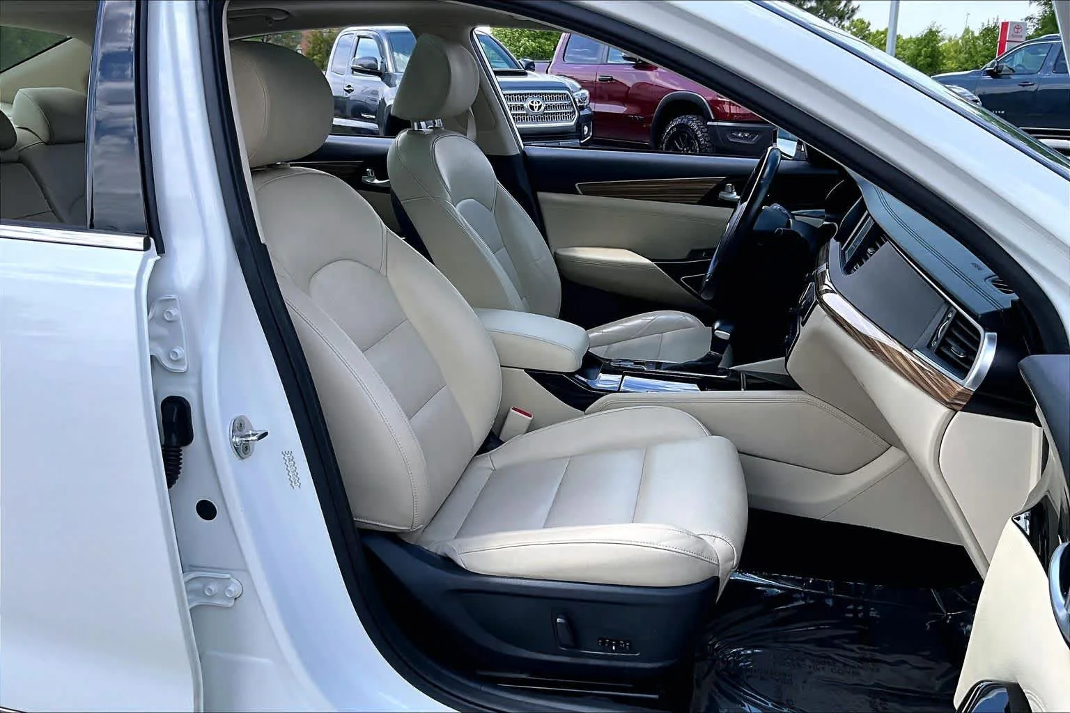 Used 2019 Snow White Pearl Kia Technology image 15