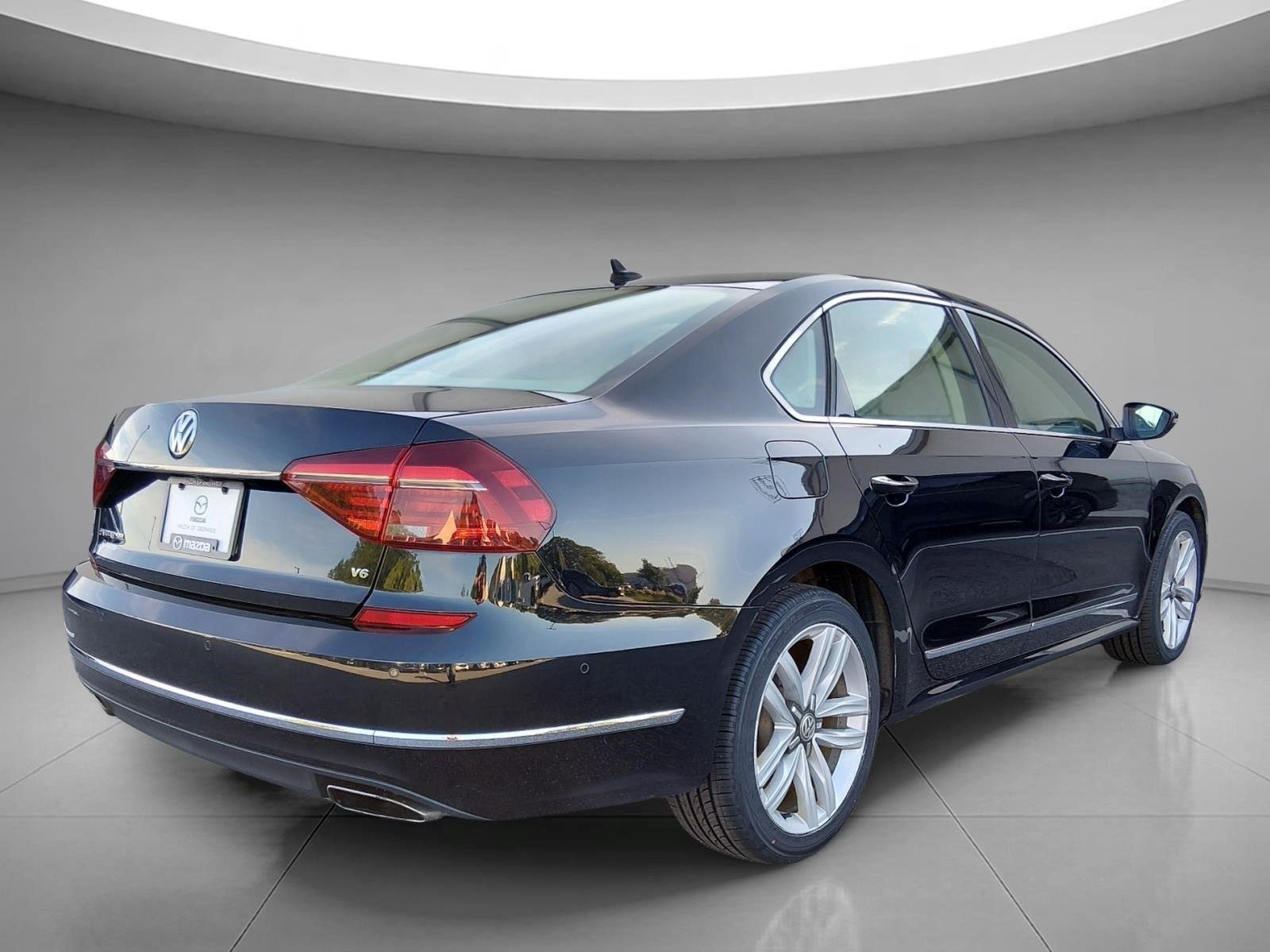 Used 2017 Deep Black Pearl Volkswagen V6 SEL Premium image 5