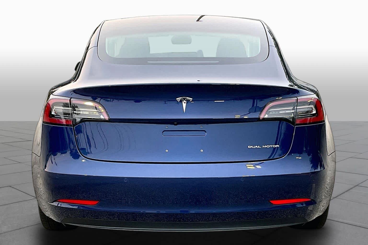Used 2018 Deep Blue Metallic Tesla Long Range Battery image 4