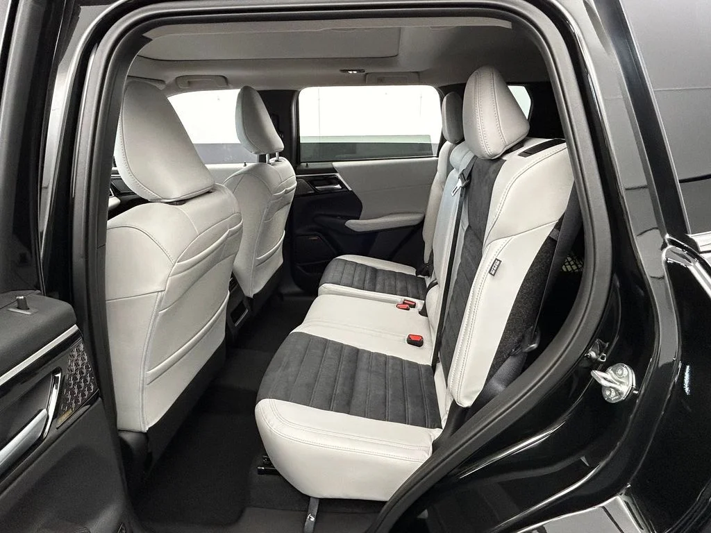 New 2026 Black Diamond Mitsubishi SE image 38