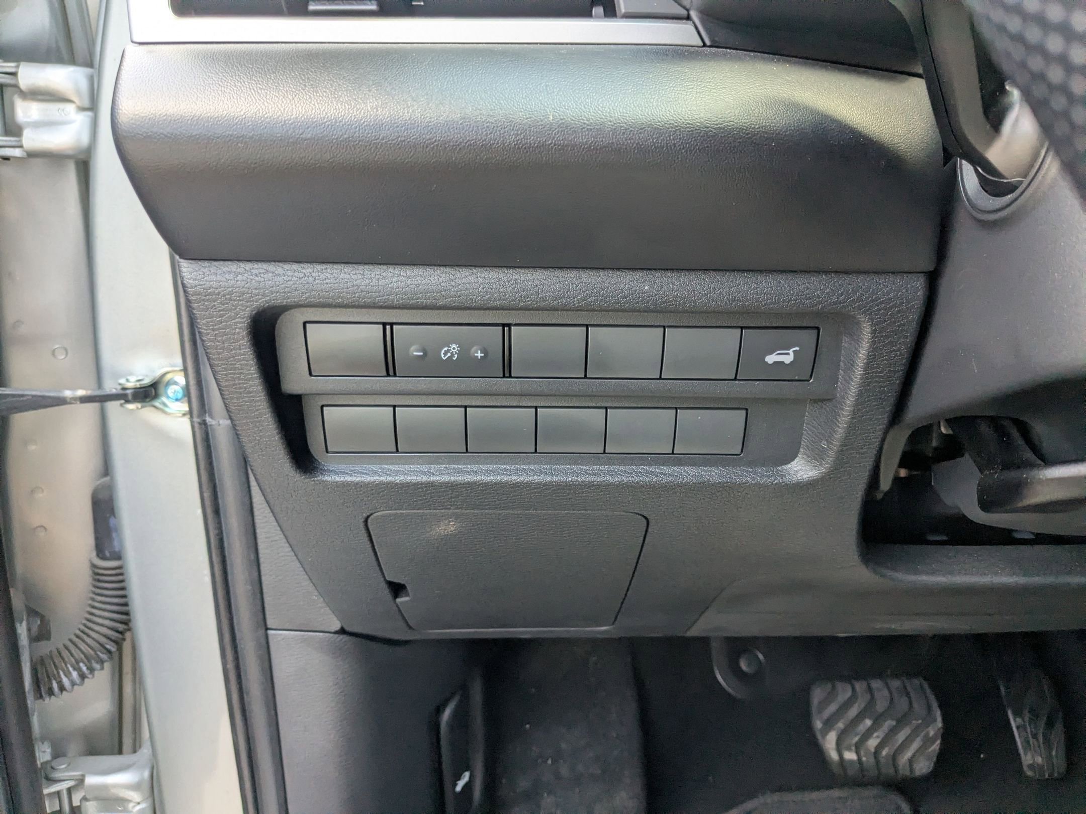 Used 2022 Silver Mitsubishi SE image 20