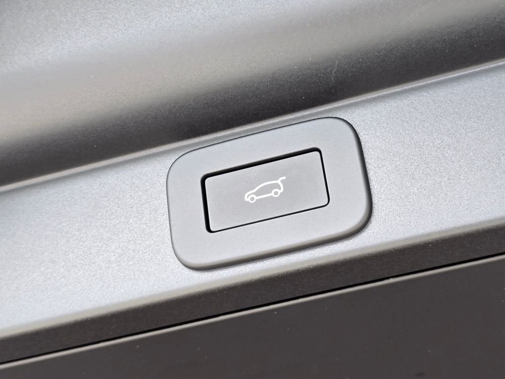 New 2026 Carpathian Grey LAND ROVER SE 7 Seats image 13