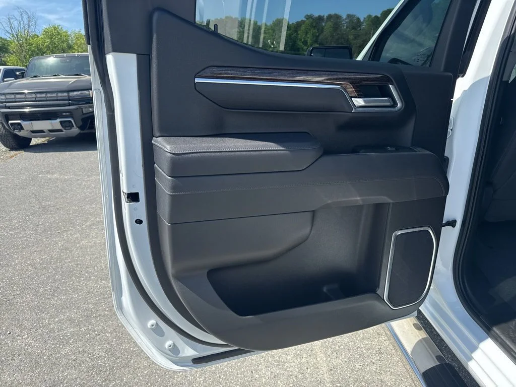 Used 2025 White GMC Elevation image 28