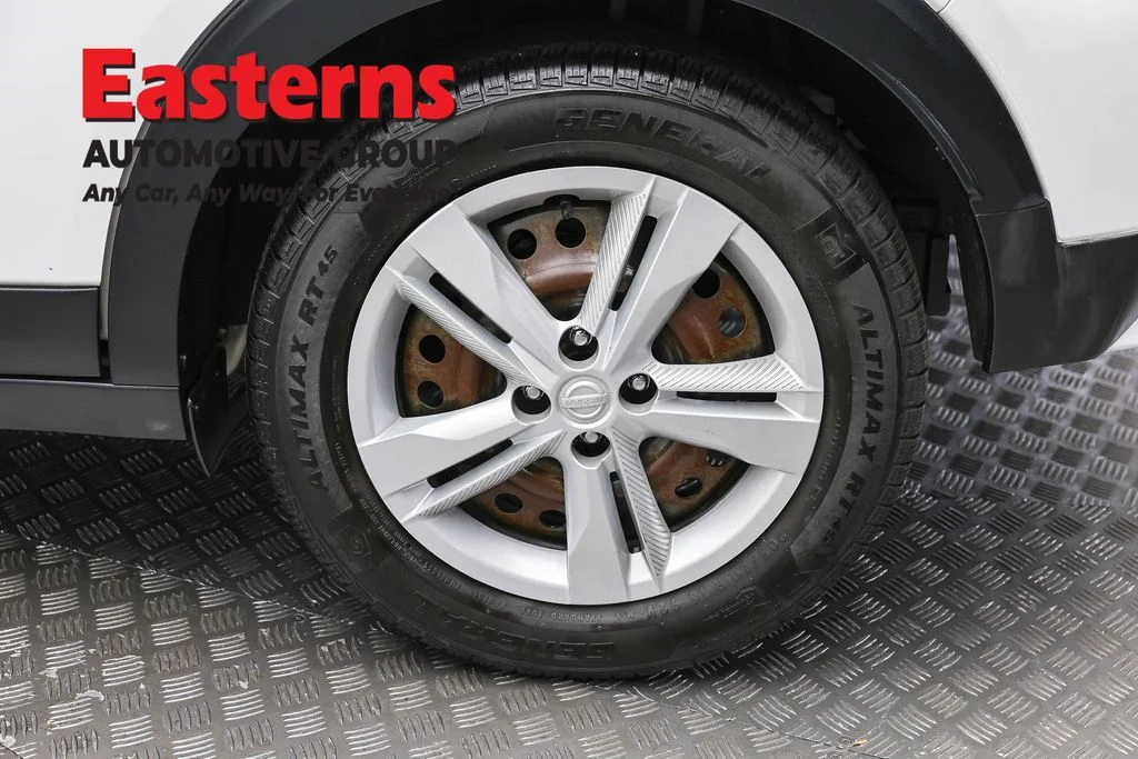 Used 2022 White Nissan S image 8