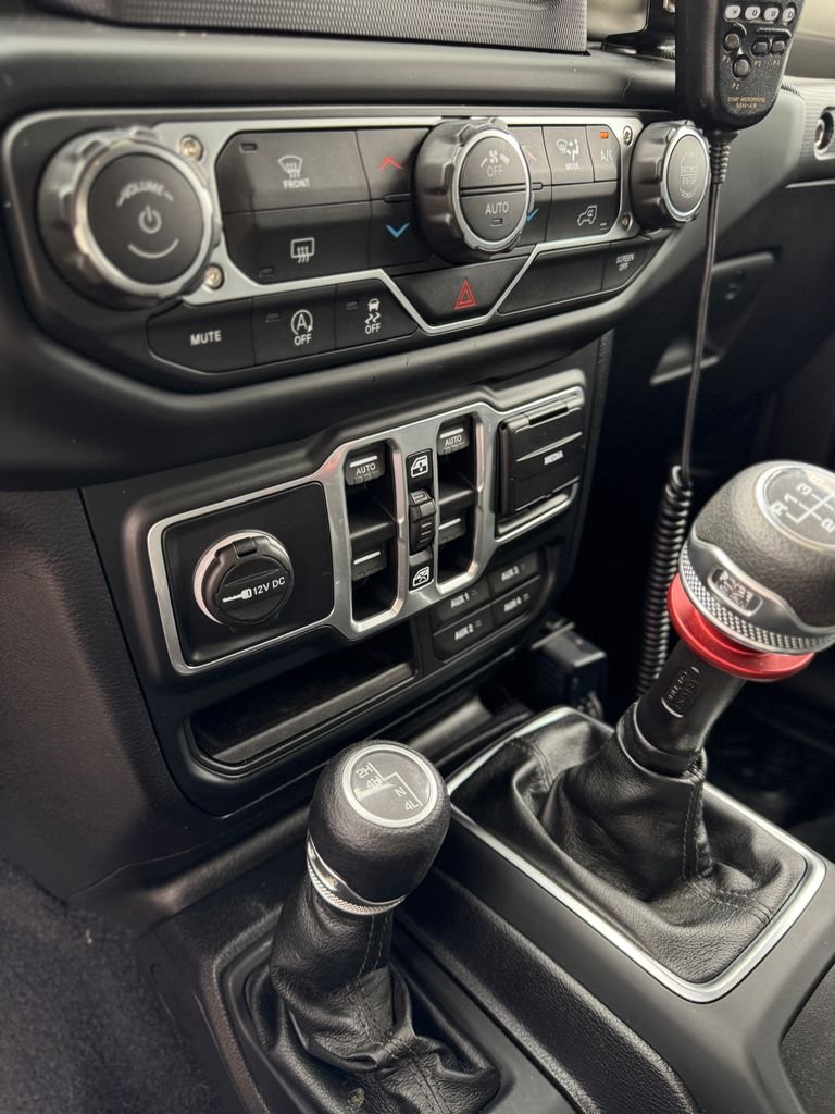 Used 2018 Granite Crystal Metallic Clearcoat Jeep Unlimited Sport S image 28