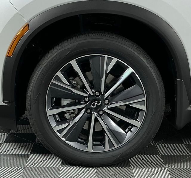 Certified Used 2026 White INFINITI LUXE image 10