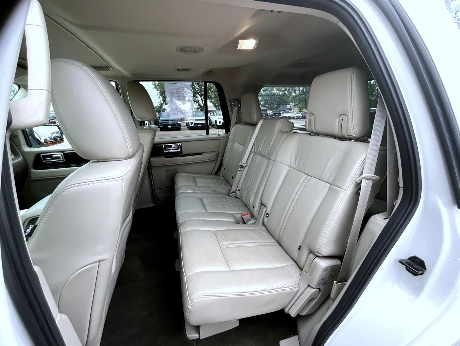 Used 2016 White Lincoln Select image 21