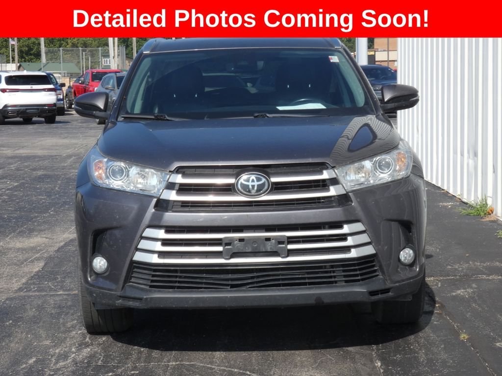 Used 2019 Gray Toyota XLE image 4