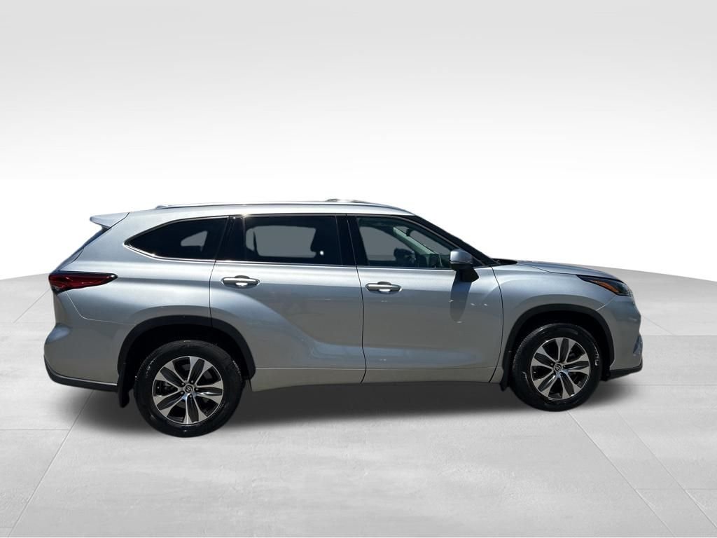 Used 2021 Silver Toyota XLE image 7