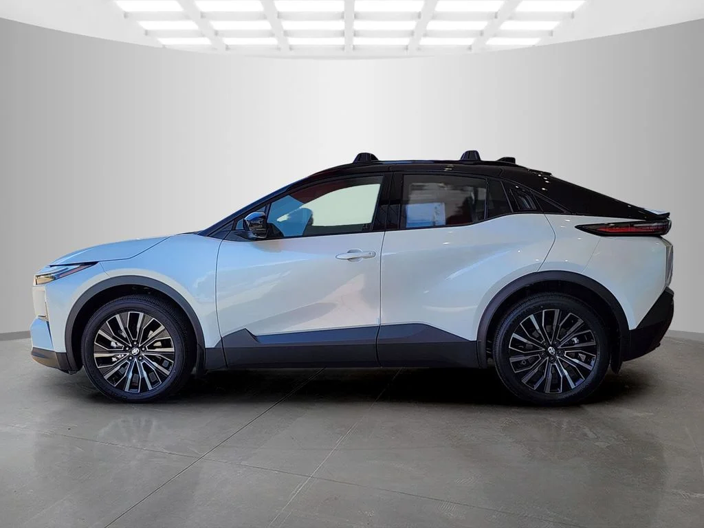 New 2026 Wind Chill Pearl with Midnight Black Metallic roof <sup>1</sup> Toyota  XSE image 5